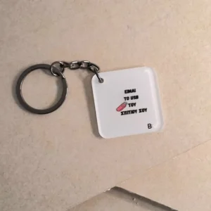 Μπρελόκ με την ατάκα 'Είμαι το usb του σπιτιού σου'