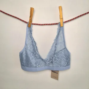 Δαντελένιο γυναικείο bralette σε γαλάζιο χρώμα της εταιρείας Walk