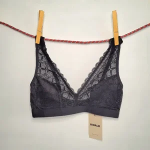 Γυναικείο δαντελένιο bralette σε μαύρο χρώμα της εταιρείας Walk