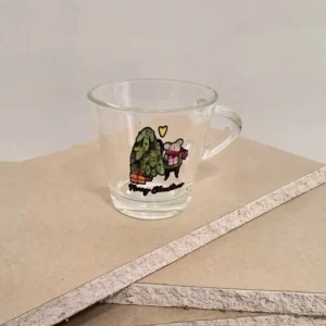 Γυάλινο ποτήρι εσπρέσσο με ποντικάκι και χριστουγεννιάτικο δέντρο