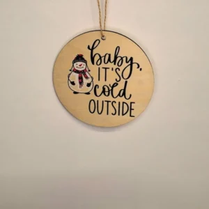 Ξύλινο στολίδι με χιονάνθρωπο και γράφει 'baby it's cold outside'